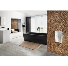 Badezimmer mit freistehender Badewanne, Waschtisch, Spiegel, Holzverkleidung und Dekoleiter