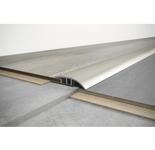 Installiertes Übergangsprofil zwischen zwei Bodenbelägen.