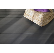 Terrassendielen aus Holzverbundwerkstoff mit einem Korb und einem Kissen