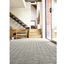 Heller Raum mit gemustertem Teppich, Treppe und Stuhl