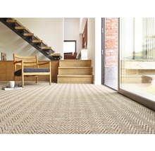 Wohnzimmer mit Teppichboden im Fischgrätmuster, Holztreppe und Stuhl