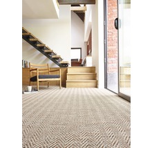 Wohnzimmer mit Teppichboden, Treppe und Sitzgelegenheit