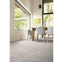 Esszimmer mit Teppichboden, Esstisch und Stühlen.