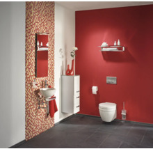 Badezimmer mit Waschbecken, Toilette, Spiegel und Badezimmermöbeln in Rot und Weiß