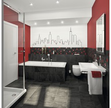 Modernes Badezimmer mit Badewanne, Dusche, Waschtisch und Toilette vor roter Wand mit Skyline-Dekoration.