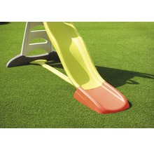 Detailansicht einer Kinderrutsche auf Kunstrasen