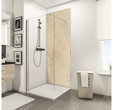 Helles Badezimmer mit ebenerdiger Dusche, Duscharmatur und Handtuch