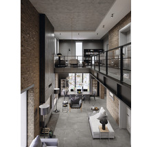 Großzügiger Wohnraum mit Ziegelwand, Essbereich und Galerie