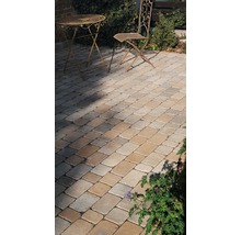 Pflastersteine auf einer Terrasse mit Gartenmöbeln