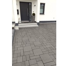 Einfahrt mit Pflastersteinen vor einem Wohnhaus