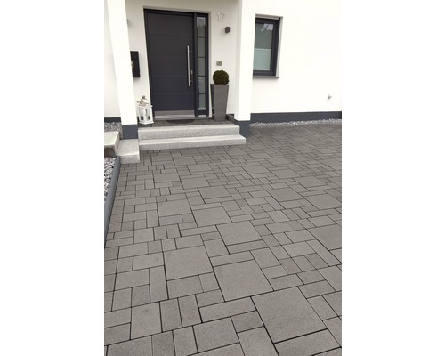 Einfahrt mit Pflastersteinen vor einem Wohnhaus
