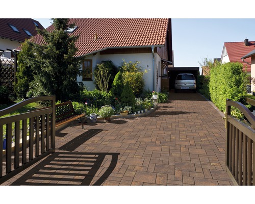 Einfahrt mit Pflastersteinen, Haus und Garten