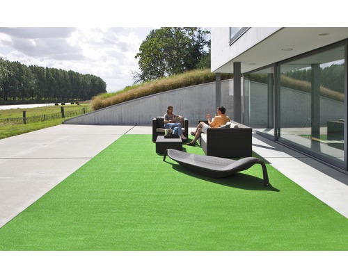 Gartenszene mit Kunstrasen, Sitzgruppe und Entspannungsliege auf Terrasse