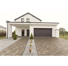 Einfamilienhaus mit gepflasterter Einfahrt und Garage