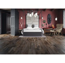 Schlafzimmer mit Himmelbett, Holzboden und dekorativen Elementen im Ethno-Stil