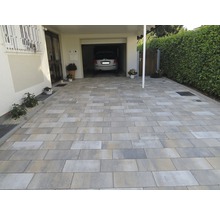 Pflastersteine auf einer Einfahrt vor einem Haus