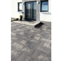 Außenaufnahme eines Hauses mit Pflastersteinen im Eingangsbereich.