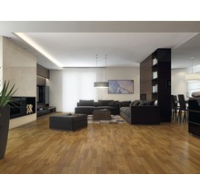 Wohnzimmer mit Sofa, Couchtisch, Kamin, Regalen und Parkettboden