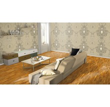 Wohnzimmer mit gemusterter Tapete, Sofa, Tisch und Kommode