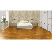 Schlafzimmer mit Bett, Nachttischen, Tapete und Kleiderschrank