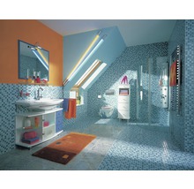 Badezimmer mit Waschbecken, Spiegel, Dusche und Toilette unter einem Dachfenster.