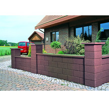 Steinmauer als Grundstückseinfassung mit Säulen und Abdeckung