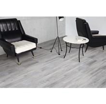 Innenraumszene mit Vinylboden, Sesseln und Beistelltisch