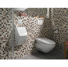 Badezimmer mit Urinal, Toilette und quadratischen Mosaikfliesen