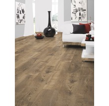 Wohnzimmer mit Laminatboden in Holzoptik, Sofa und Dekoration