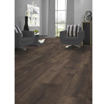 Wohnzimmer mit Laminatboden in Holzoptik, Sesseln und Fensterfront