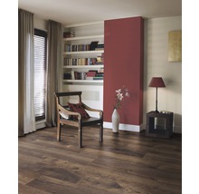 Wohnzimmer mit Laminatboden in Holzoptik, Sessel und Bücherregal