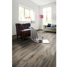 Heller Wohnraum mit Laminatboden in Holzoptik, Sessel und Sofa