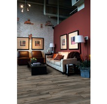 Wohnzimmer mit Sofa, Sesseln, Tisch und Laminatboden in Holzoptik