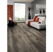 Wohnzimmer mit Laminatboden in Holzoptik, Sofa und Dekoration