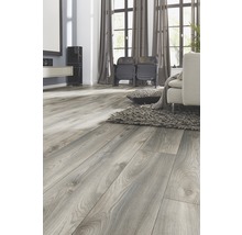 Heller Wohnraum mit Laminatboden in Holzoptik, Möbeln und natürlichem Licht