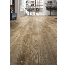 Verlegtes Laminat in einem hellen Raum