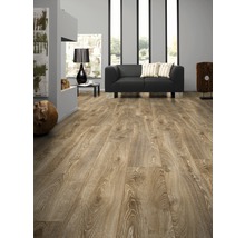 Wohnzimmer mit Laminatboden, Sofa und Dekoration