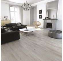 Heller Wohnraum mit Sofa, Tisch, Sessel, Kamin und Holzboden