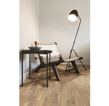 Zimmerszene mit Sessel, Stehlampe und Beistelltisch