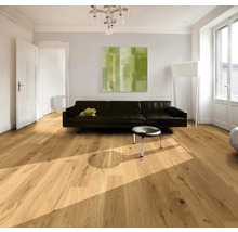 Heller Raum mit Holzboden, Sofa und Kunstwerk