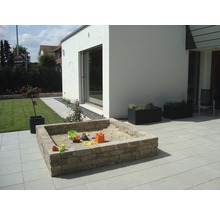 Außenbereich mit Sandkasten, Pflanzkästen und Terrasse