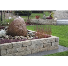 Garten mit Natursteinmauer, Springbrunnen und Bepflanzung