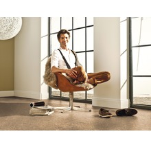 Heller Raum mit Korkboden und Mann in braunem Sessel