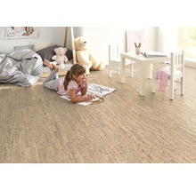 Helles Kinderzimmer mit Korkboden, Kindermöbeln und spielendem Mädchen