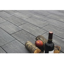 Terrassenplatten in Holzoptik mit Weinflasche, Apfel und Holzscheiten