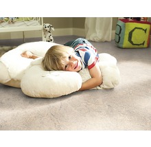 Kinderzimmer mit Korkboden und Kind auf einem Kissen