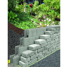 Gestaltung einer Gartenstützmauer mit Betonsteinen und Bewehrung