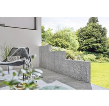 Terrasse mit Gartenblick, Stuhl und Granitbegrenzung