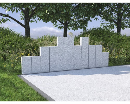 Garten mit einer Granitwand als Sichtschutz und Dekoration