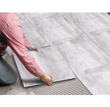 Fliesenleger verlegt Bodenfliesen